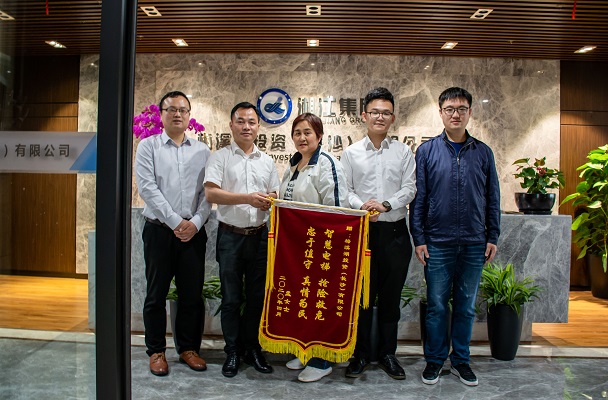 王女士送来锦旗。
