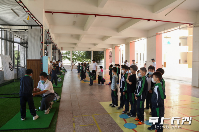 高尔夫正式进入青竹湖湘一外国语学校小学部学生的课堂。均为受访者供图 高尔夫正式进入青竹湖湘一外国语学校小学部学生的课堂。均为受访者供图