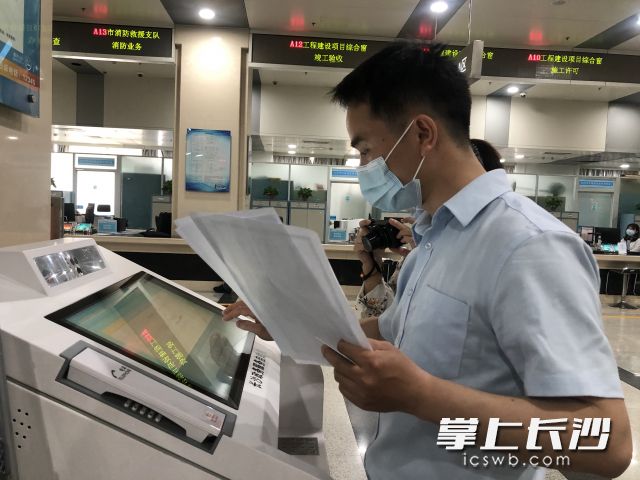 通过政务大厅自助服务一体机，企业可办理七大类56项“复工复产政策兑现”业务，一次性兑现复工复产惠企政策。钱娟 摄