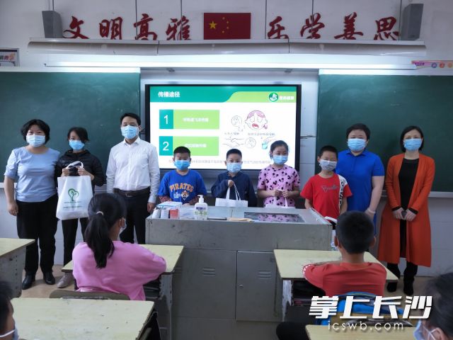 今日，爱心志愿者为雨花区跳马镇关刀新村关刀小学256名学生送上了字帖、文具等学习用品及防疫物资。通讯员 刘思维 摄

