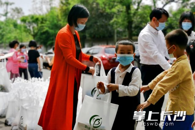 今日，爱心志愿者为雨花区跳马镇关刀新村关刀小学256名学生送上了字帖、文具等学习用品及防疫物资。通讯员 刘思维 摄

