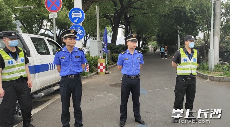 城管部门提醒,五一期间橘子洲大桥禁行共享单车。 城管部门提醒,五一期间橘子洲大桥禁行共享单车。