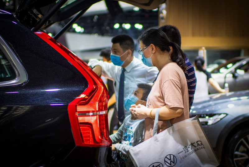 5月2日，湖南国际车展展厅内家人带着孩子前来看车。长沙晚报全媒体记者 邹麟 摄