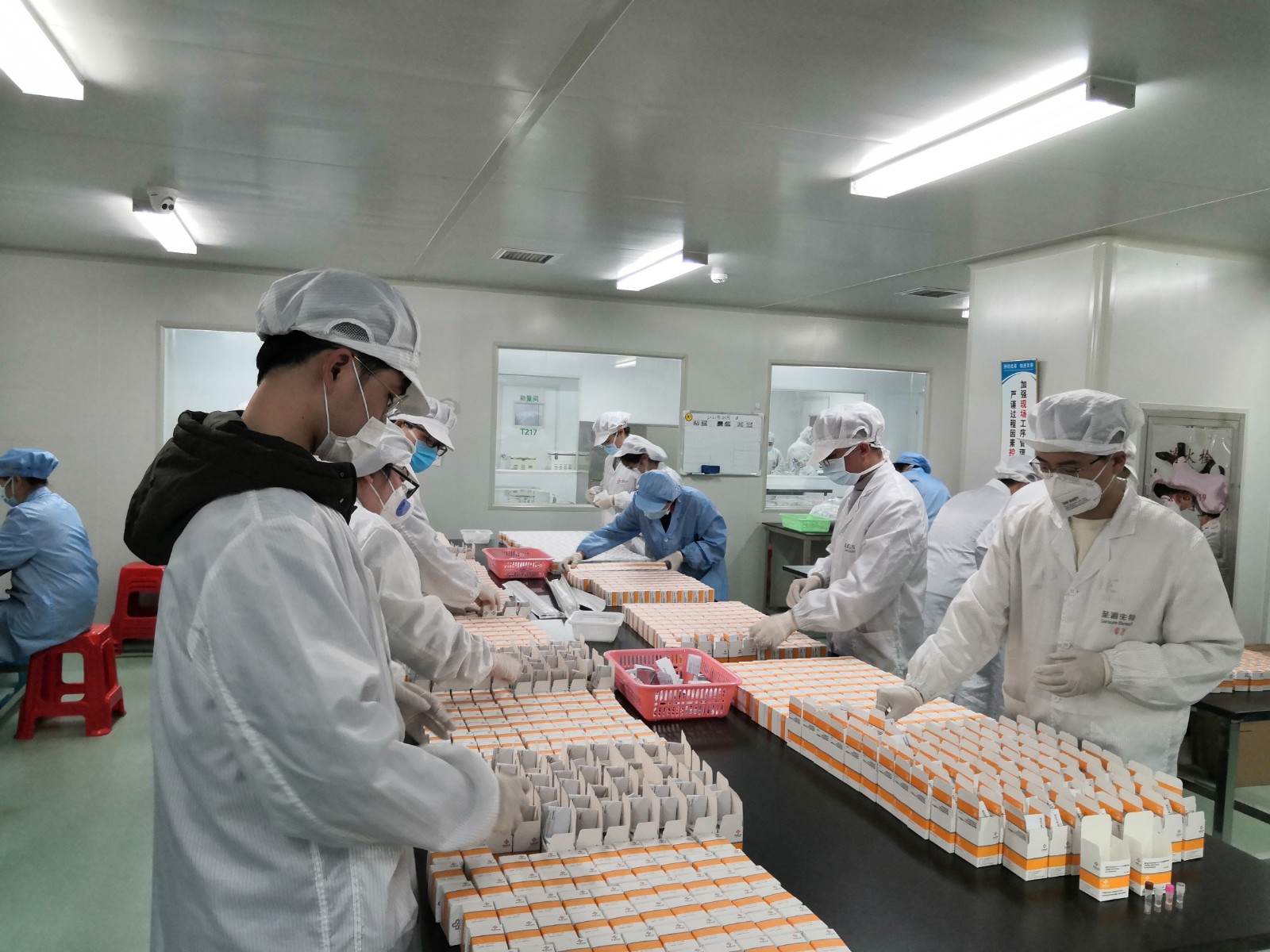 图为圣湘生物工作人员正在生产新冠病毒核酸检测试剂。  长沙晚报通讯员  李送君 摄