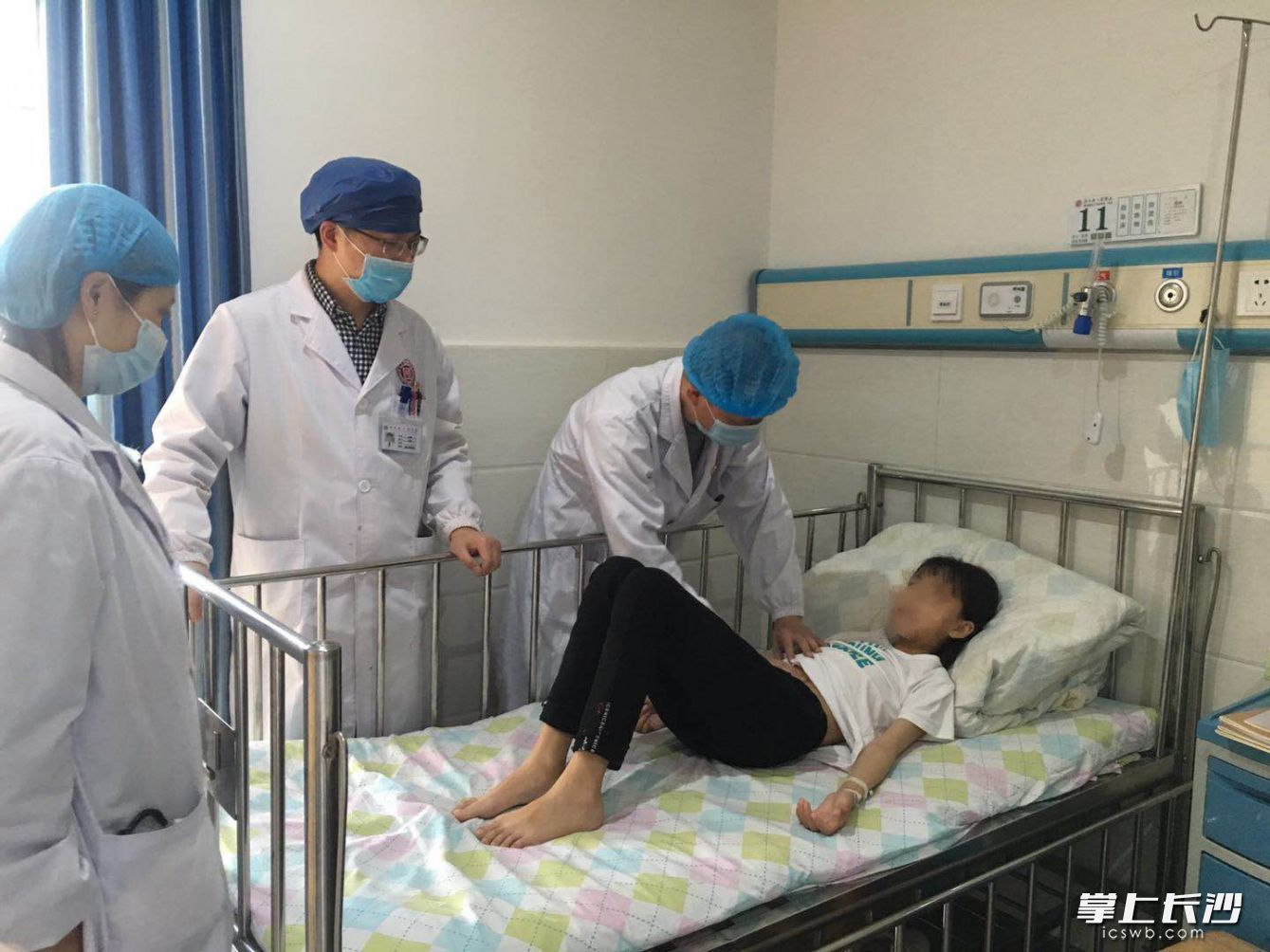 医生为小可做体查，查看3枚纽扣电池排出情况。长沙晚报通讯员 梁辉 余红霞 李顺芬 供图