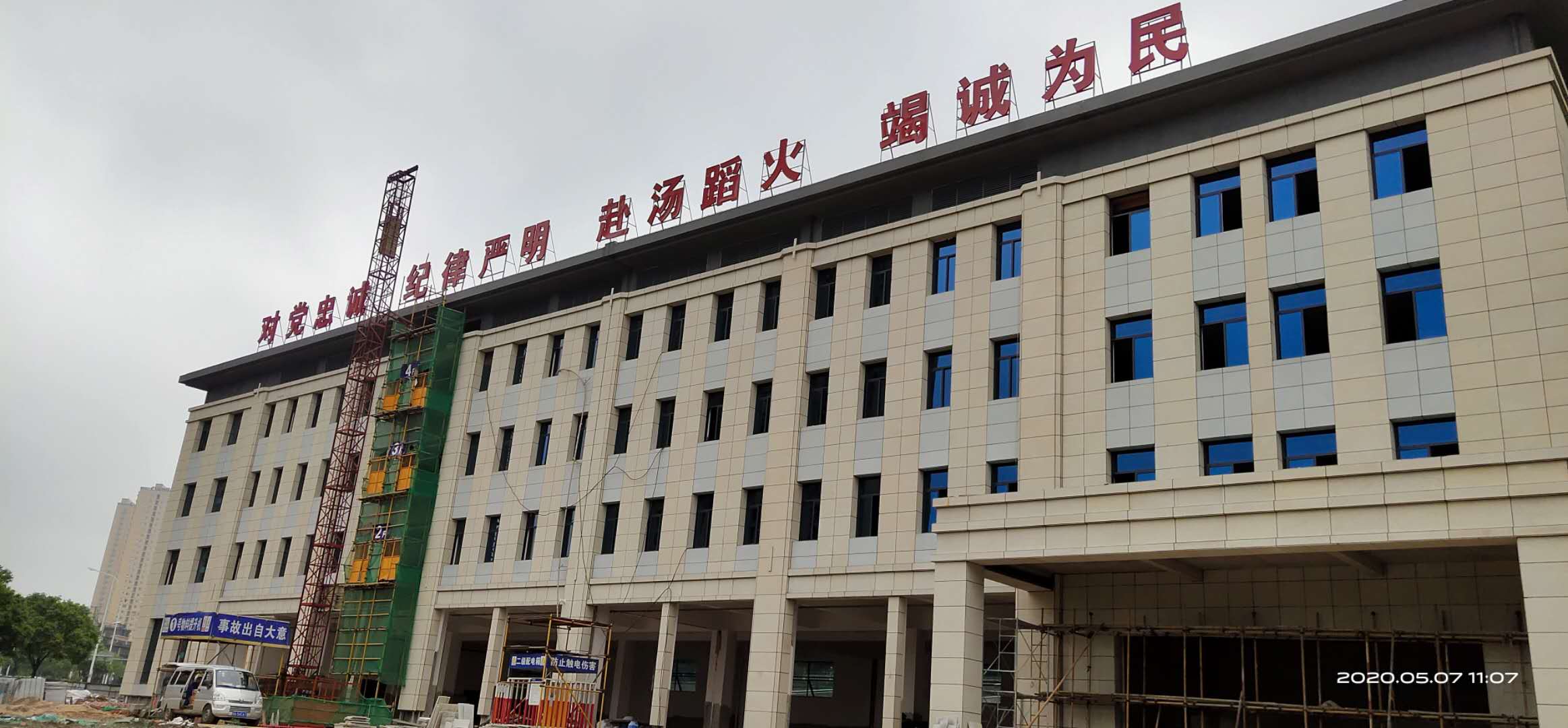 雨花区中心消防站建设现场，上百名工人正加紧赶工，其计划在今年投入使用。长沙晚报全媒体记者  胡媛媛