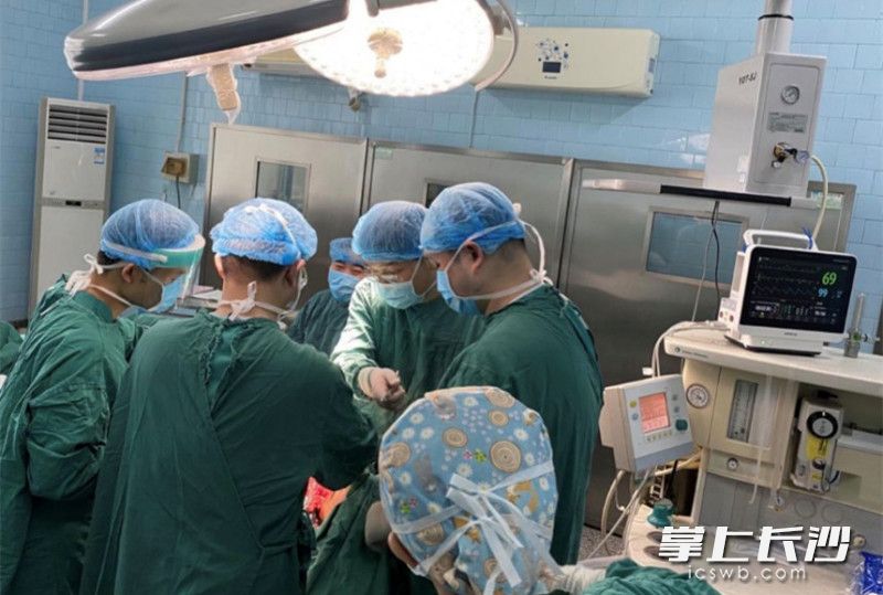 长沙市第一医院多学科团队正在积极救治舌癌患者。长沙晚报全媒体记者 杨蔚然 通讯员 宋喜 摄影报道