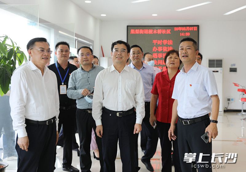 湖南省司法厅党组书记、厅长范运田一行来长沙调研。长沙晚报通讯员 叶琴 摄