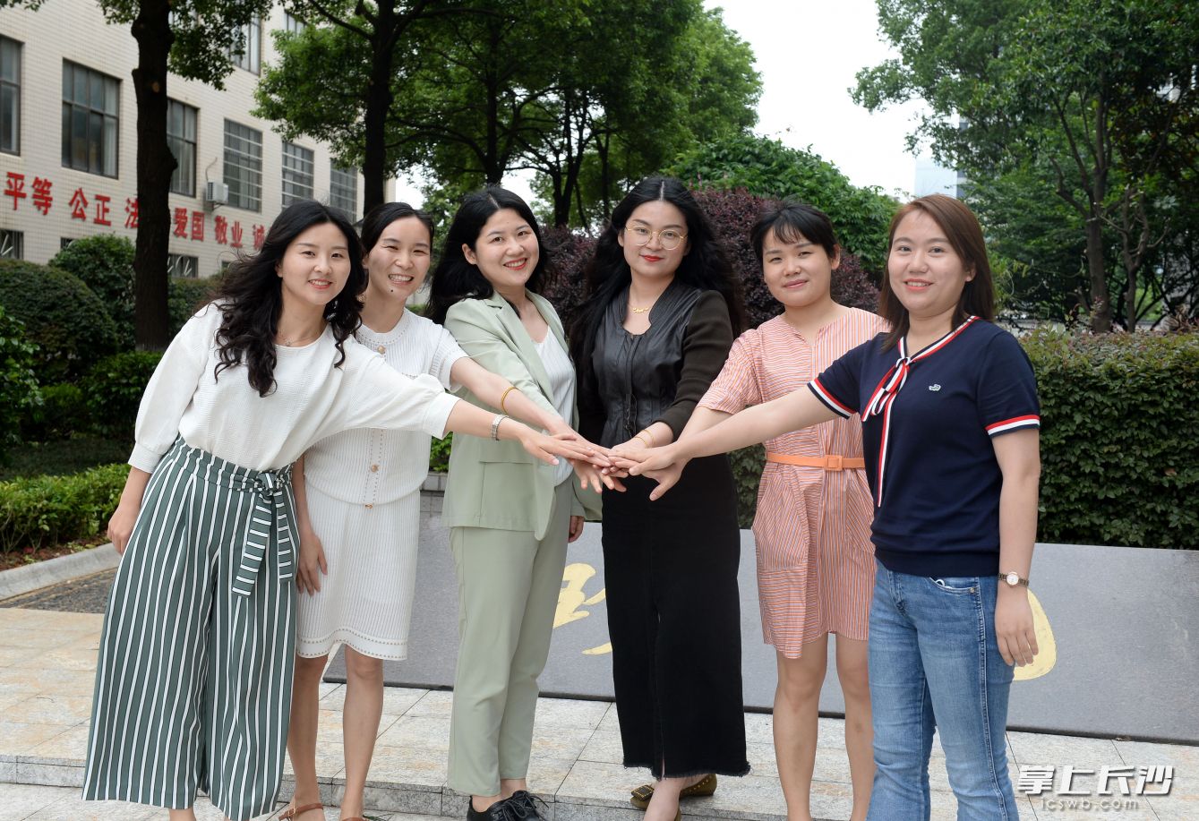 长沙市周南雨花中学高一年级“宝妈”班主任罗梅芳，朱胜玲，刘柳，李蓉，蔡飘，张韬既是同事又是姐妹（从左至右）。均由长沙晚报全媒体记者 石祯专 陈良 摄