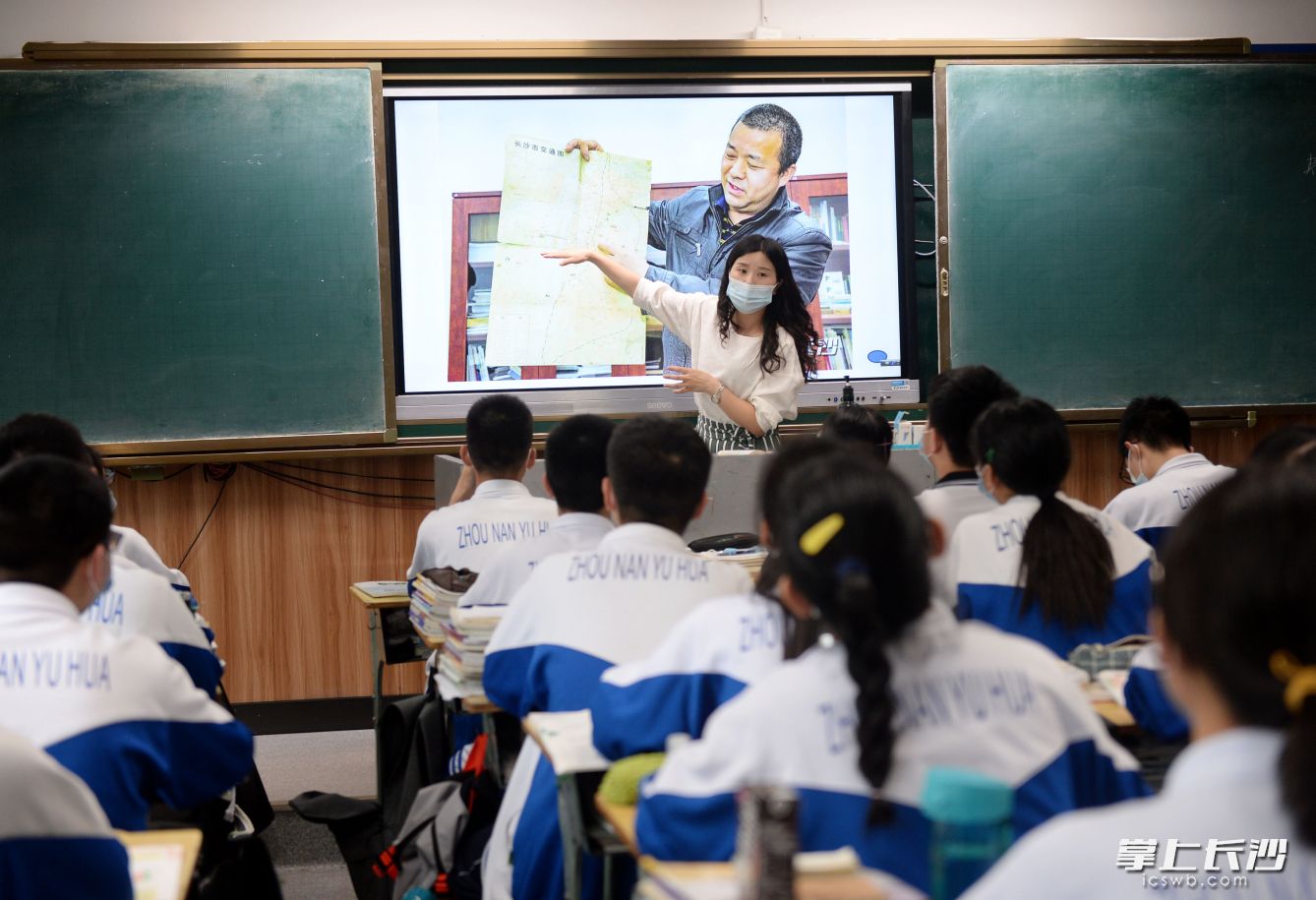 5月9日，长沙市周南雨花中学高一年级4班班主任罗梅芳在为学生上课。