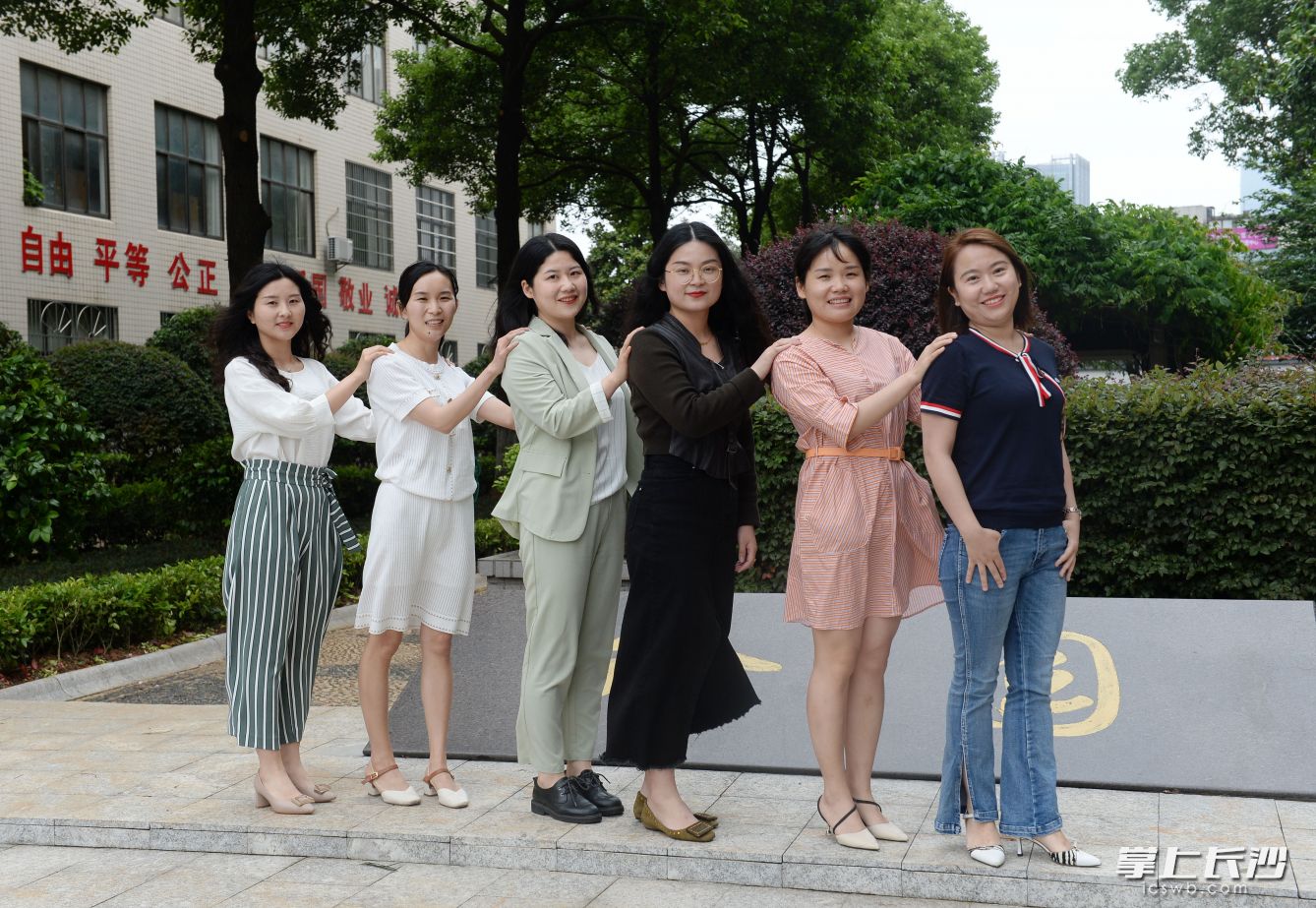 长沙市周南雨花中学高一年级“宝妈”班主任罗梅芳，朱胜玲，刘柳，李蓉，蔡飘，张韬（从左至右）。