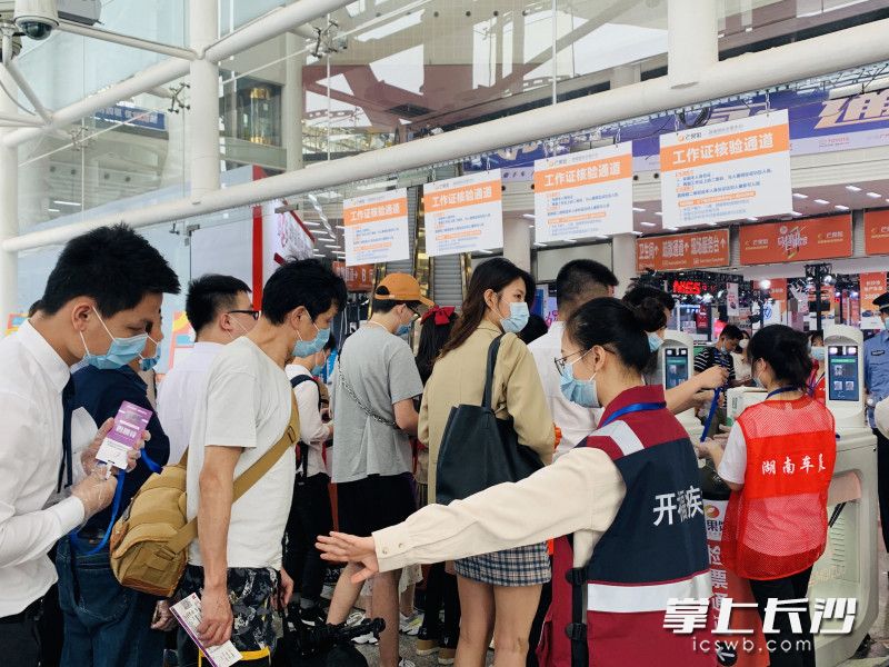 卫健部门工作人员要求入馆人员排队时保持安全距离。开福卫健供图