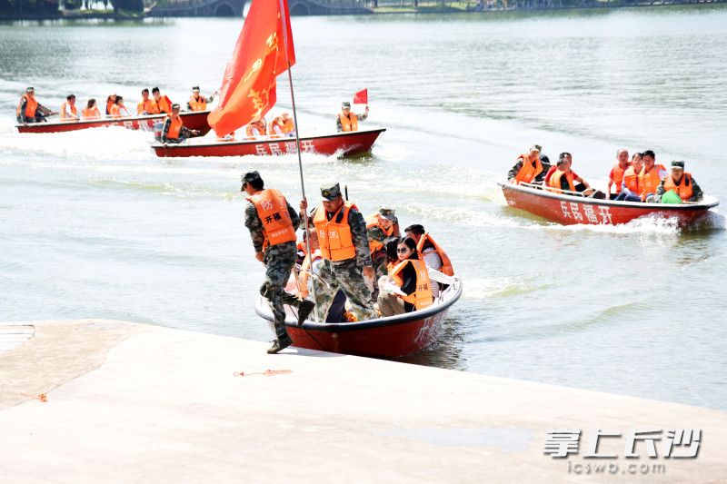 在湖南烈士公园举行的洪灾应急救援演练中，民兵将“被困群众”转移上岸。长沙晚报全媒体记者 刘琦 摄