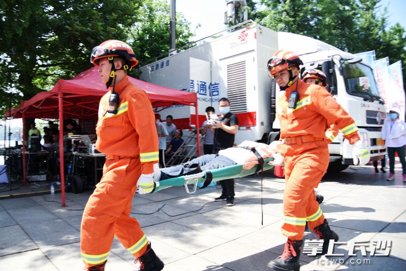 地震逃生演练中，消防指战员将“伤者”抬出。长沙晚报全媒体记者 刘琦 摄