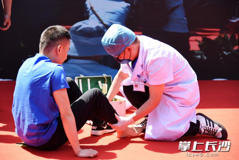 医务人员对“地震”中的“伤者”展开“救治”。长沙晚报全媒体记者 刘琦 摄