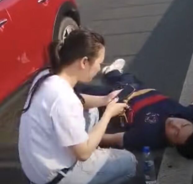 车流中救人的白衣女司机
