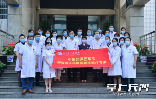 5月11日，湖南省人民医院援黄冈医疗队员、急诊ICU护士长徐芙蓉出征前往津巴布韦参与援外抗疫。医院供图