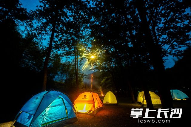 焰火“嘭”地一声，飞上天空，绽放开一瞬的灿烂，为平静的夜晚增添了些许动感。李锋 摄