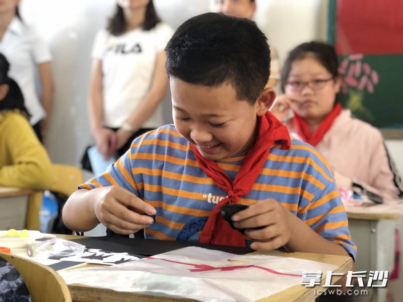 孩子们正在认真了解西周历史和青铜文化。