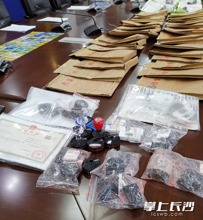 警方查获的资料。长沙晚报全媒体记者 邓艳红 摄