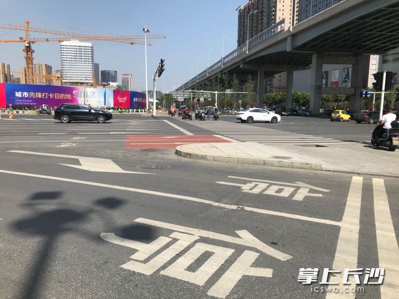 优化后的韶山路湘府路口两箱，标志清晰，通行效率更高。长沙晚报全媒体记者 张洋子 摄