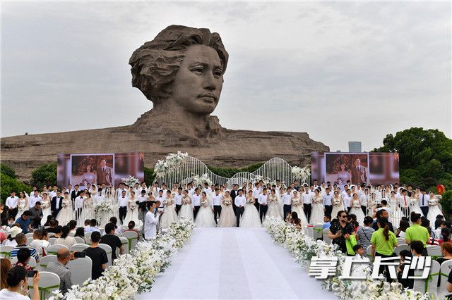 5月20日上午，长沙市“致敬护士队伍，携手战胜疫情” 11项系列活动中的“我爱白衣天使”医务人员集体婚礼在橘子洲举行，62对新人喜结连理。 图片均由长沙晚报全媒体记者 王志伟 摄