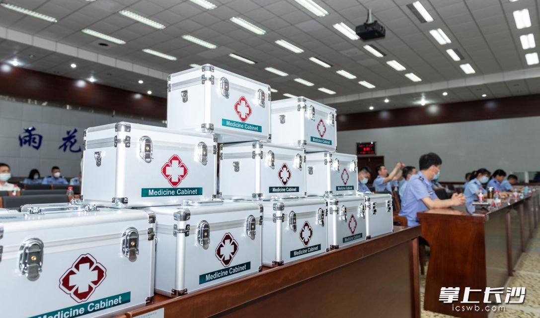 在此次活动仪式中，长沙市公安局配发“防两梗”急救箱。 警方供图