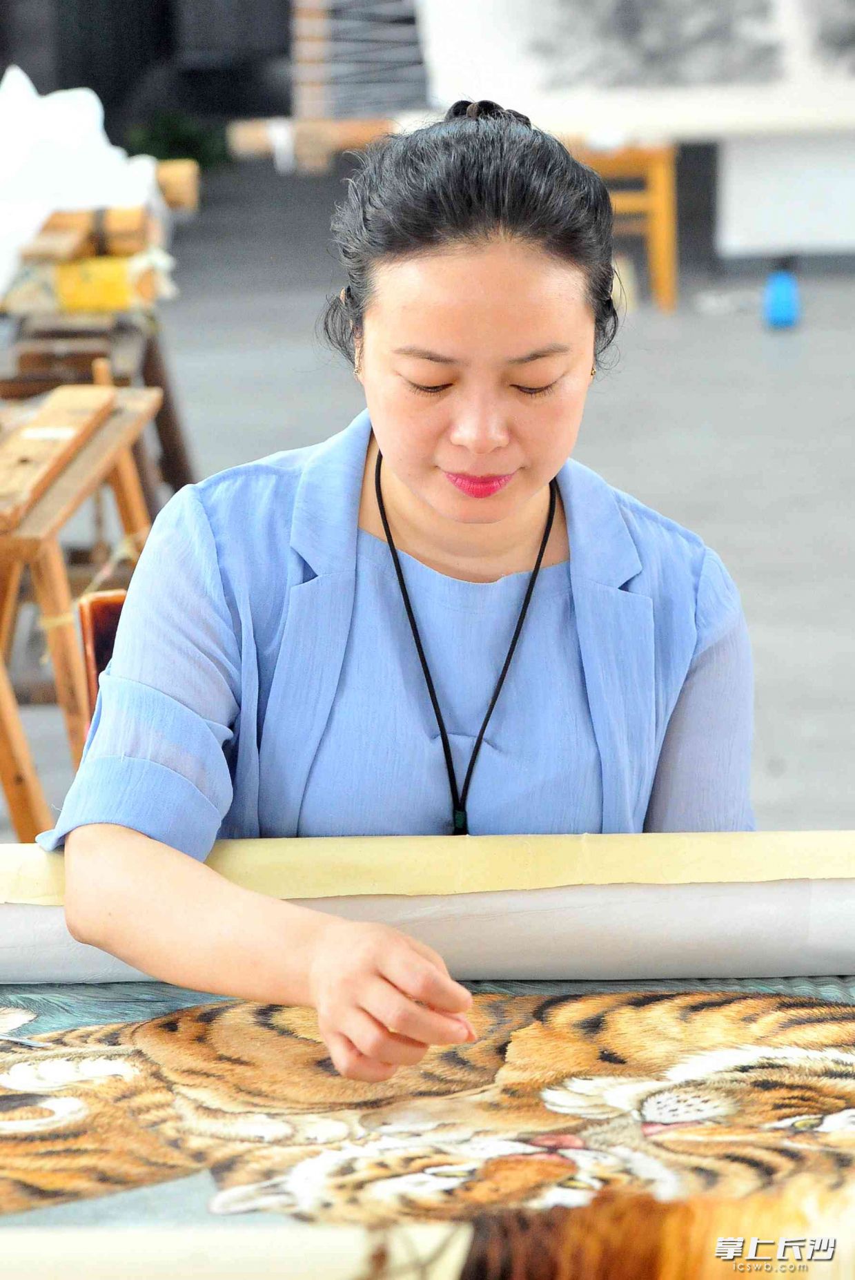 图为全国人大代表、湖南省湘绣研究所新蕾刺绣部主任成新湘。均由长沙晚报全媒体记者 贺文兵 摄   