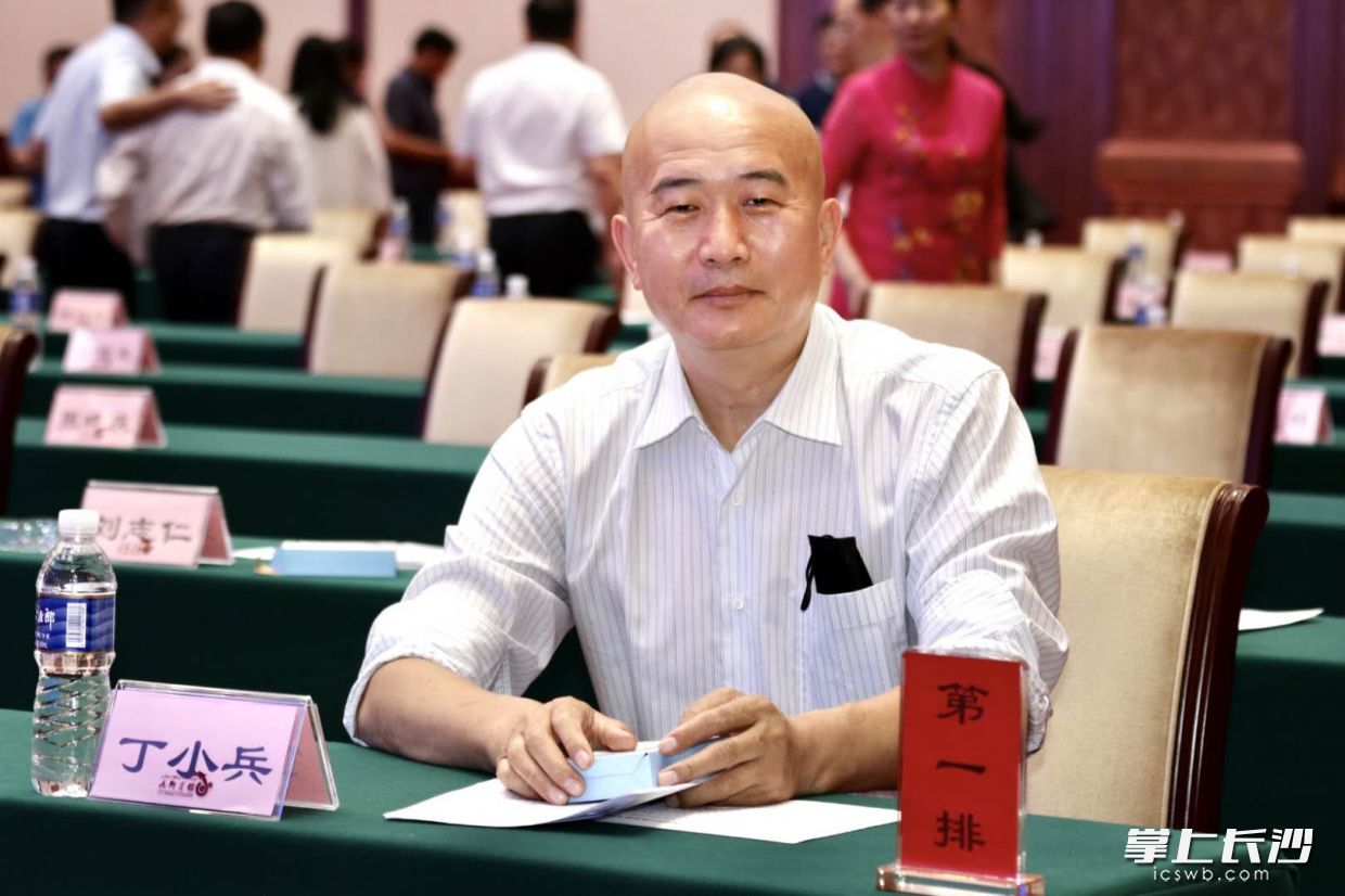 在今年的全国两会中，丁小兵代表针对当下红火的“主播带货”现象提出建议。受访者供图。