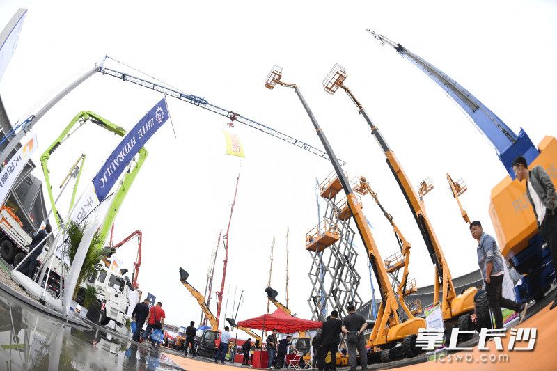 2019长沙国际工程机械展览会现场。长沙晚报全媒体记者黄启晴 摄  