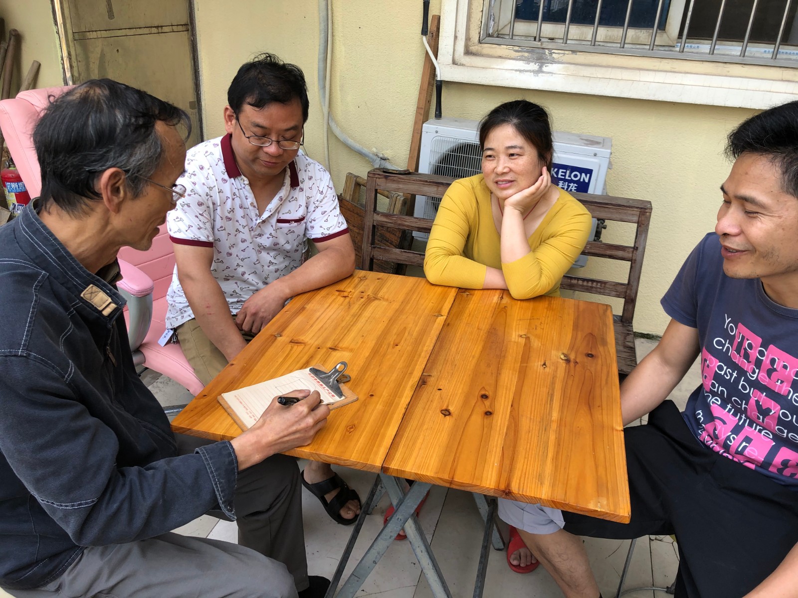 居民们商议改造方案。