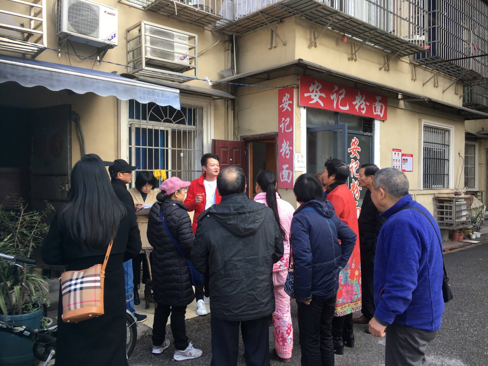 相关部门听取居民意见。