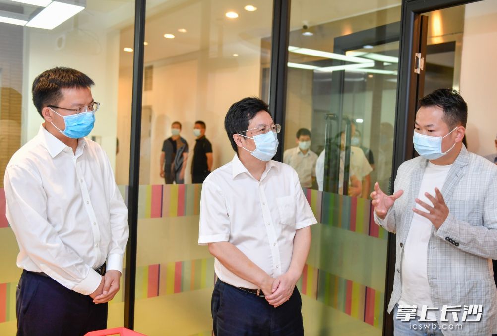今天下午，省委常委、市委书记胡衡华到岳麓区调研经济社会发展情况，走访了中南天使（湖南）文化传媒有限公司。长沙晚报全媒体记者 余劭劼 摄