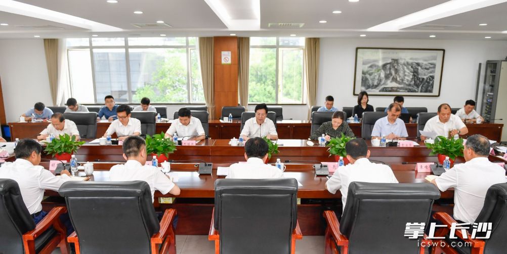 调研中，胡衡华主持召开座谈会。长沙晚报全媒体记者 余劭劼 摄