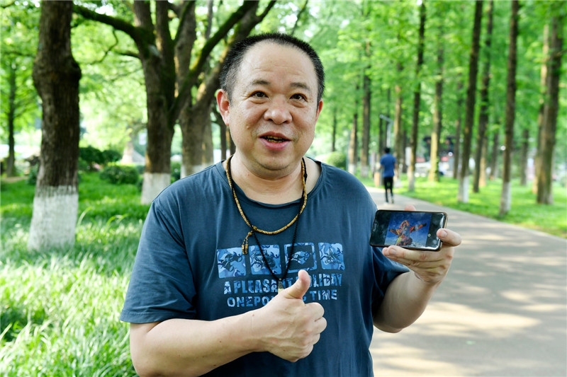 5月28日，湖南登顶珠峰第一人徐江雷展示自己成功登顶珠峰时的留影。 长沙晚报全媒体记者 王志伟 摄
