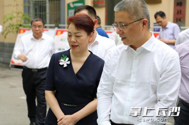 日前，副省长朱忠明听取省民政厅厅长唐白玉关于儿童福利工作的汇报。省民政厅供图。