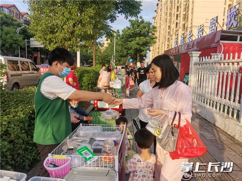 天心区先锋街道设立的马路市场，方便了市民。照片均为长沙晚报全媒体记者 王斌 摄