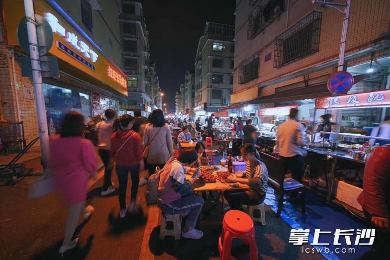 城西夜市此起彼伏的吆喝声、聊天声不断，熟悉的城市烟火气回来了。长沙晚报通讯员 章帝摄