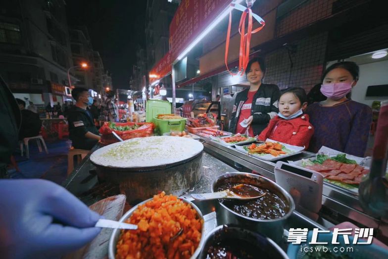 城西夜市此起彼伏的吆喝声、聊天声不断，熟悉的城市烟火气回来了。长沙晚报通讯员 章帝摄