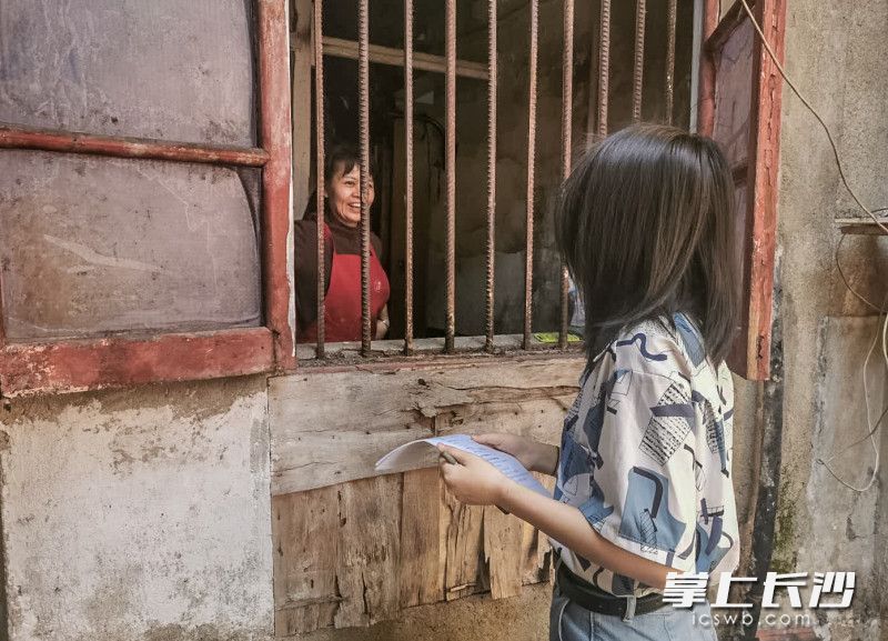 创远社区工作人员上门走访失业人员就业意向调查，为有求职需要的居民进行登记，动态掌握人员返岗需求。