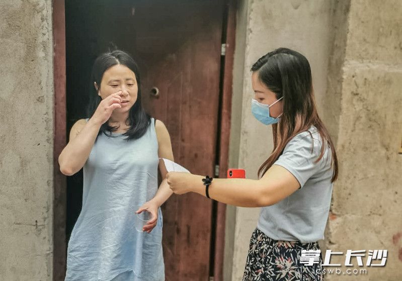 创远社区工作人员上门走访失业人员就业意向调查，为有求职需要的居民进行登记，动态掌握人员返岗需求。