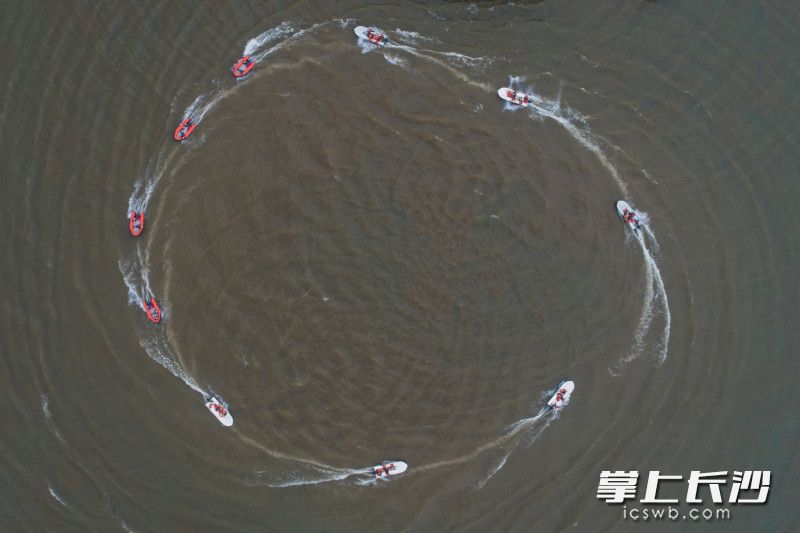 训练模拟了洪涝灾害来临时极端情况下的水上救援抢险，分为多个科目。