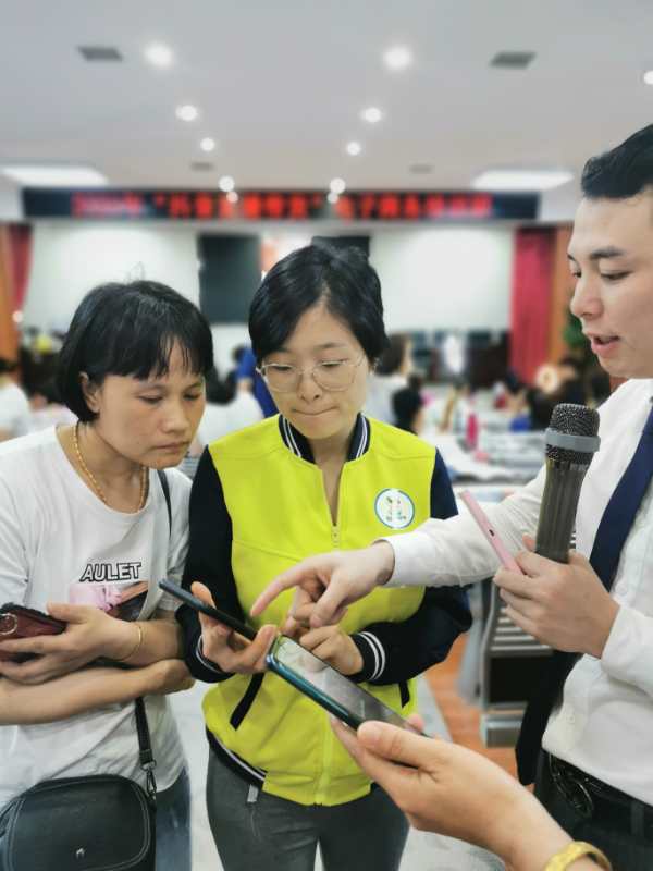 学员向老师请教直播技巧。
