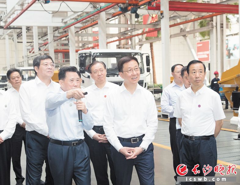 6月1日，韩正在三一集团询问复工复产和援企稳岗政策落实情况，了解工程机械等产品的研发生产。新华社记者 王晔 摄