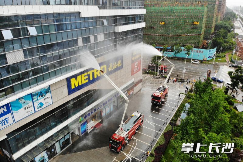 多台消防车出动参与演练。