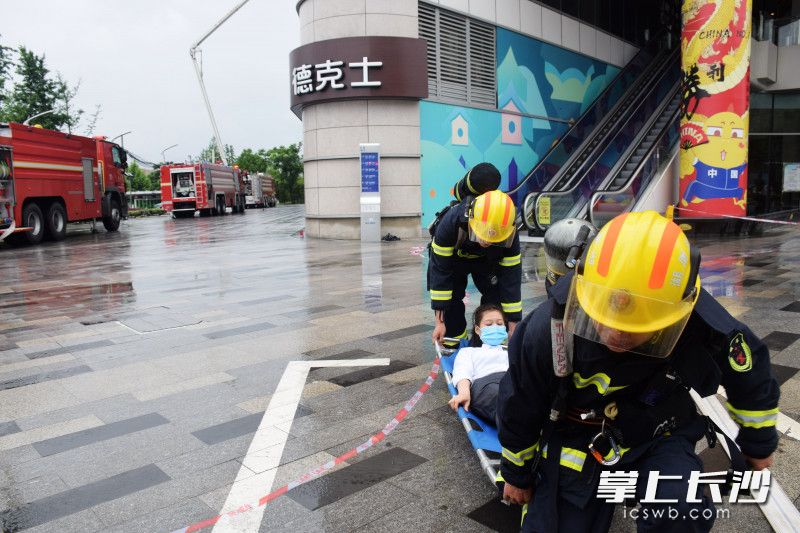 消防指战员救出“被困人员”。