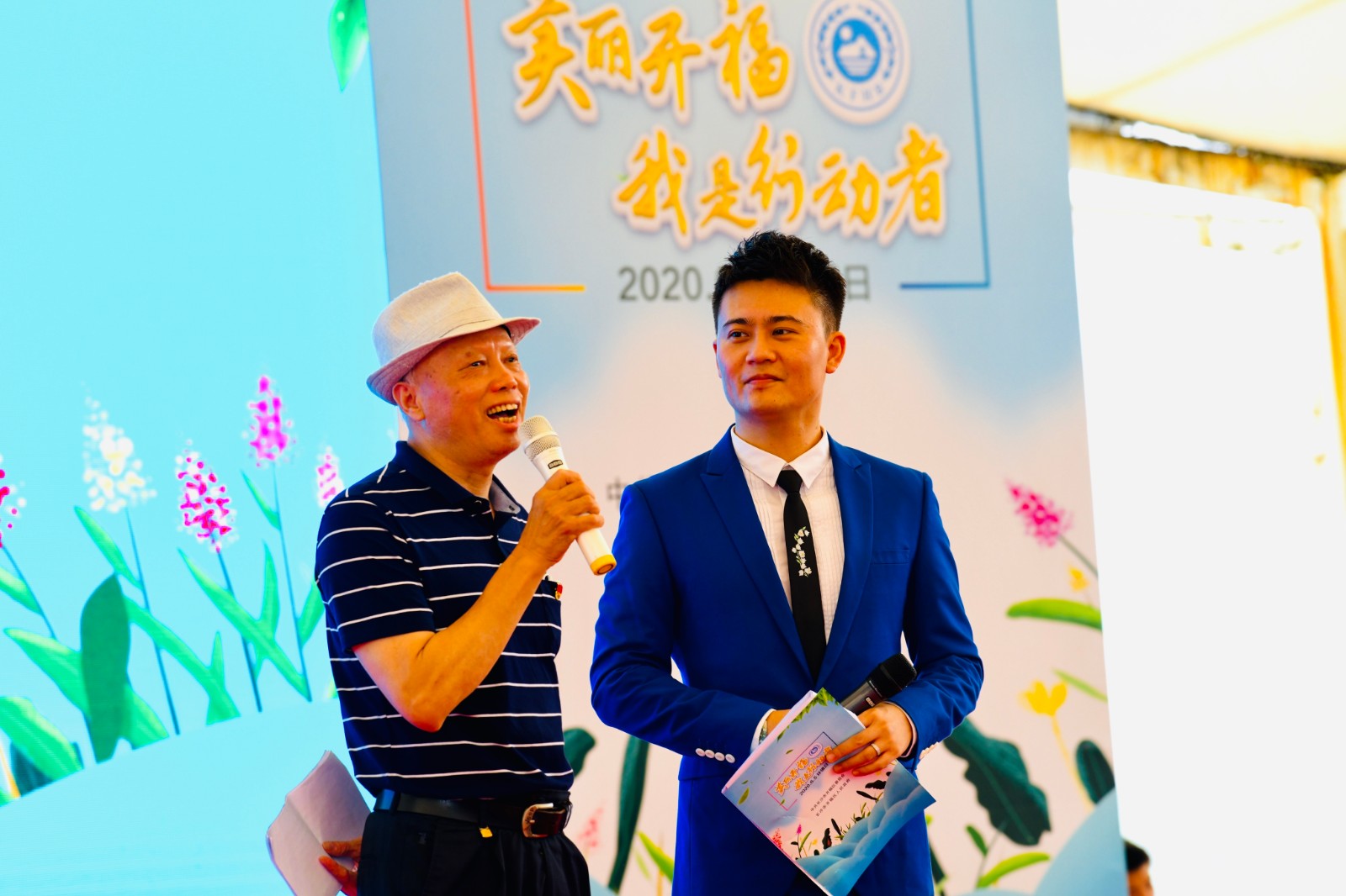 环保老将余礼湘（左）分享自己和环境违法行为“死磕”以及开展垃圾分类等亲历故事。通讯员 黄静 摄