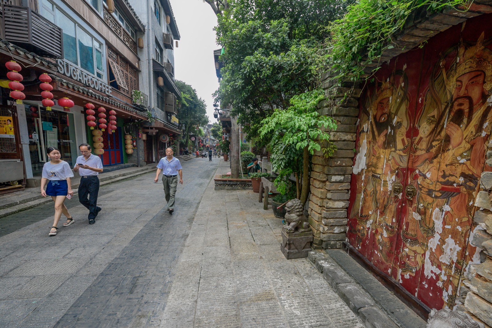 慕名而来的游客和市民在都正街感受久违的慢时光。 长沙晚报全媒体记者 陈飞 摄