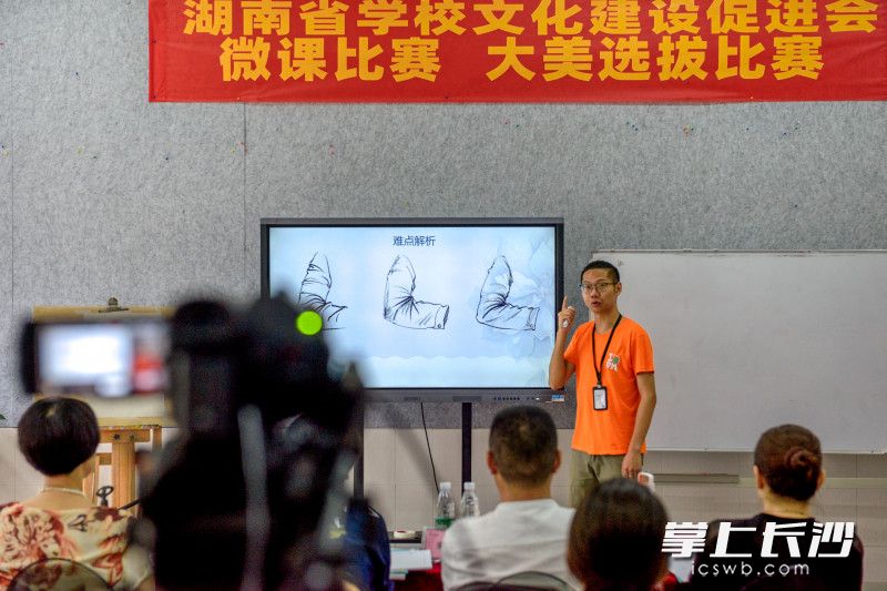 微课选拔赛上，参赛老师使出了各自绝学，展示才艺。 长沙晚报全媒体记者 陈飞 摄