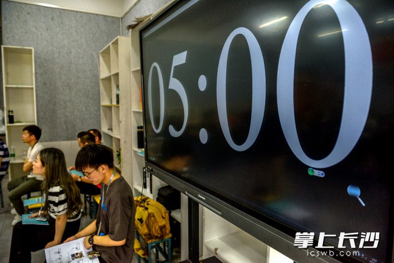 微课比赛要求老师在15分钟讲透一个知识点。